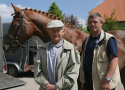 Gerd Holzmann (r.) hat gehörte lange zum Team der Gadebuscher Verkaustage. Urgestein der Pferdezucht in Pötenitz ist Heinz Frank.